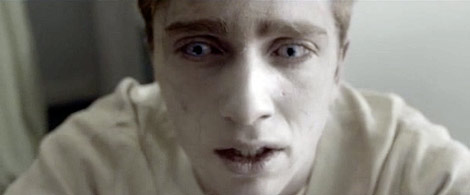 Kieren Walker, con su aspecto muerto viviente. El Gobierno les proporciona lentillas y maquillaje