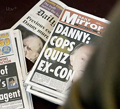 "La Policía interroga a un exconvicto". El periódico apunta