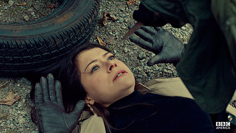 Sarah, tomando la identidad de Beth, se ve en situaciones como esta