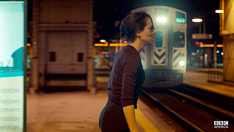 Una mujer quiere coger el tren o, mejor dicho, llevárselo puesto. Punto de partida