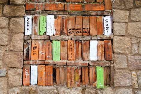 Una biblioteca de calle en un barrio barcelonés. Ahí sí que los libros son ladrillos...