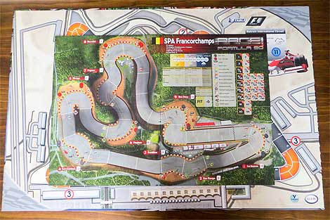 Tablero de R!F90 sobre el del juego oficial de la Fórmula 1, casi a tamaño real, para aprovechar la caja