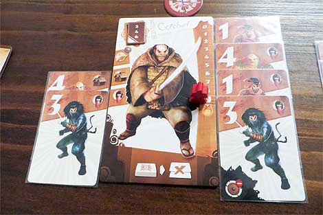 Gorobei alcanza y activa si kiai: descarta la carta superior (el 1) y aplica su poder; en este caso, eliminar dos cartas del mazo