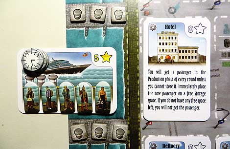 ¡Y aquí llega un barco! Máximo tamaño, máximo prestigio, cinco pasajeros a los que dar salida.