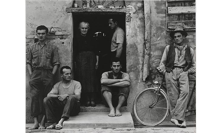 La familia, Luzzara (los Lusetti), 1953 (negativo), mediados-finales de la década de 1960 (copia) Copia a la gelatina de plata Philadelphia Museum of Art, Filadelfia. The Paul Strand Collection, adquirida con fondos aportados por Lois G. Brodsky