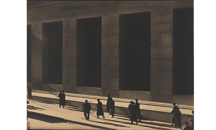Wall Street, Nueva York, 1915 Copia al platino Philadelphia Museum of Art, Filadelfia. The Paul Strand Retrospective Collection, 1915-1975, donación de los herederos de Paul Strand, 1980- 21-2 © Aperture Foundation Inc., Paul Stra