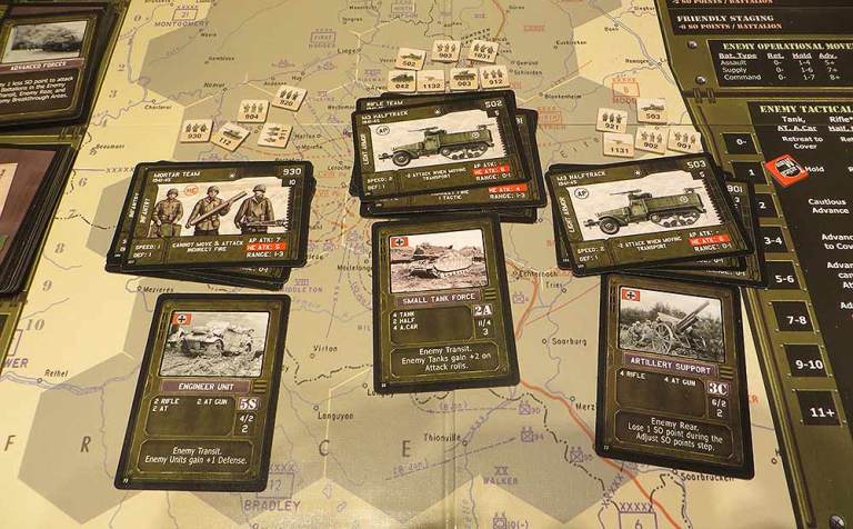 Cada semana elegimos qué unidades pelearán con qué enemigo.