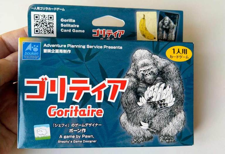 El juego viene en una caja más que portable