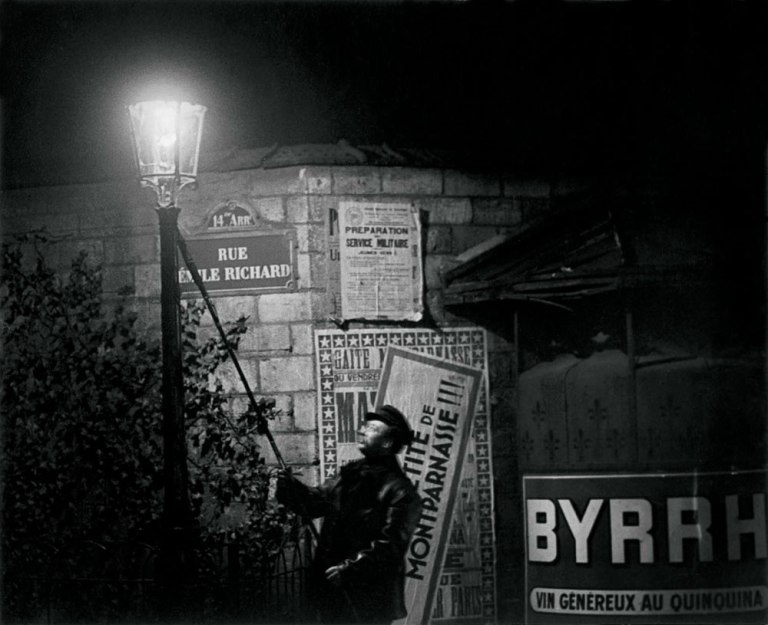 Apagando una farola, rue Émile Richard c. 1932 | Brassaï/Estate Brassaï Sucession, París