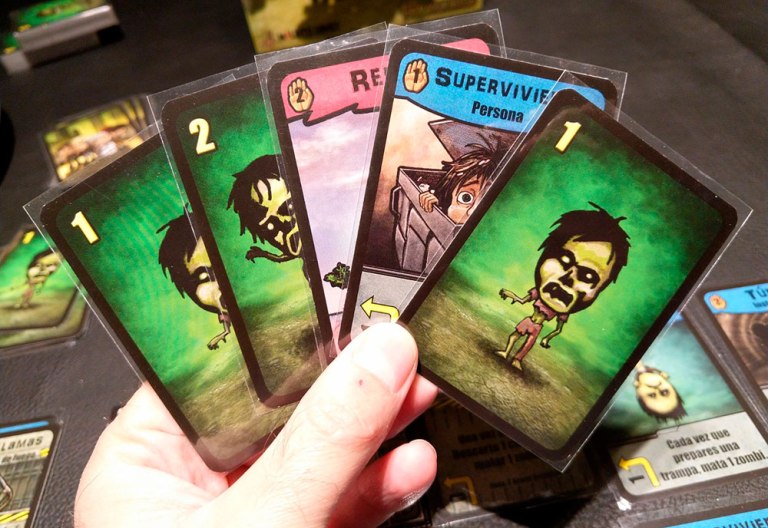 En cada turno lucharemos contra los zombies que aparezcan en nuestra mano.