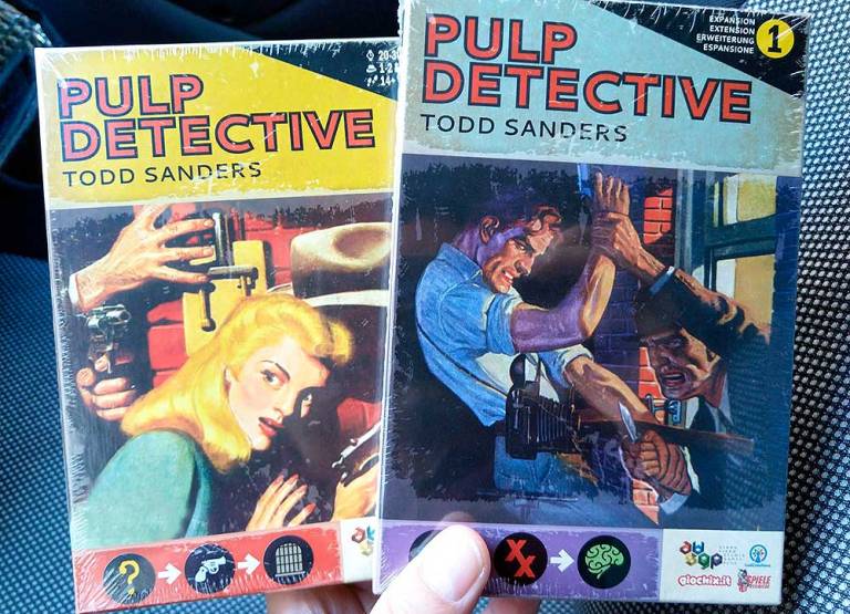 Cajas de Pulp Detective y su ampliación, un anticipo del arte que esconde.