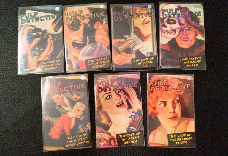 Dorso de las siete cartas de caso de Pulp Detective y su expansión