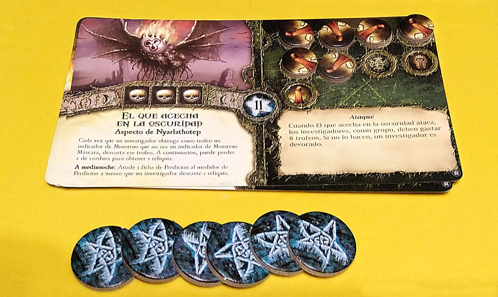 Tarjeta de primigenio con su marcador de perdición y conteo de Símbolos Arcanos para derrotarle.